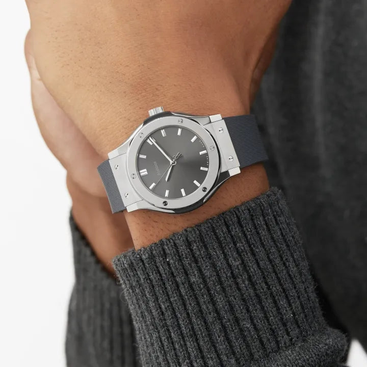Elegant Mesh Band Watch